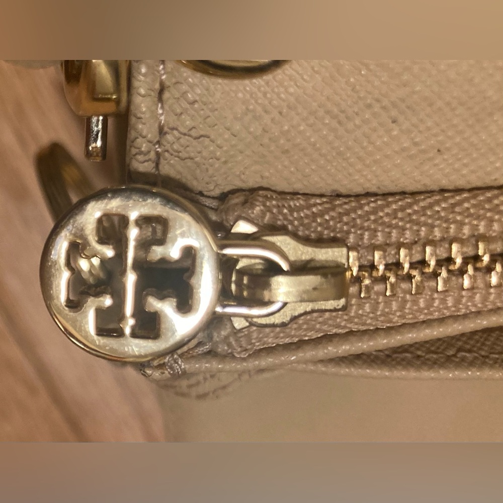 Tory Burch Wristlet/Clutch LIKE NEW!! - Picture 4 of 9